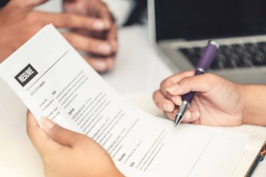 İnsan Kaynakları Müdürü CV özgeçmişini okudu