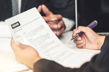 İnsan Kaynakları Müdürü CV özgeçmişini okudu