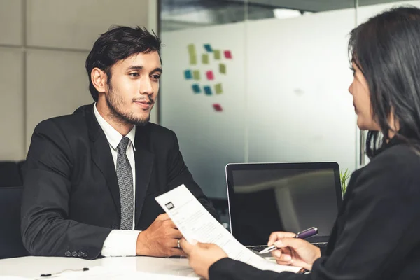 Gerente de recursos humanos entrevistando o candidato. — Fotografia de Stock