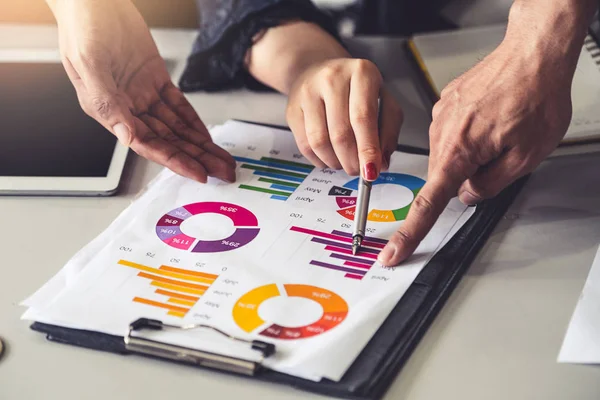 Gente de negocios trabajando con informe de negocios. —  Fotos de Stock