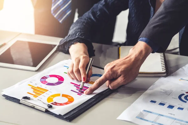 Gente de negocios trabajando con informe de negocios. — Foto de Stock