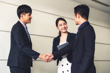 İş adamlarının el sıkışma anlaşması.