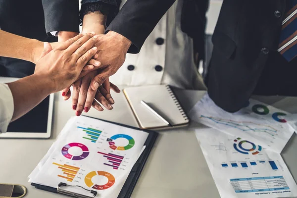 Viele glückliche Geschäftsleute schließen sich zusammen. — Stockfoto