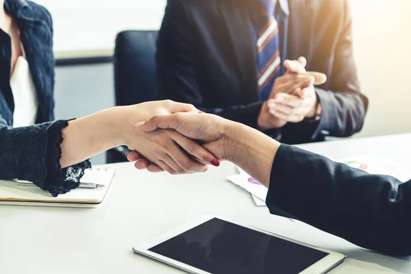 Geschäftsleute per Handschlag im Amt. — Stockfoto