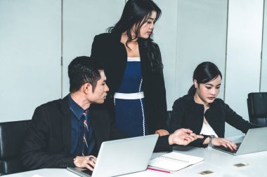 Grup toplantısındaki iş adamları ofiste çalışıyor..