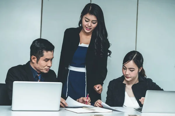 会社員が事務所で働く. — ストック写真