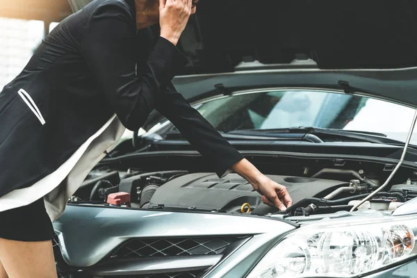 Femme dont la panne de voiture appelle un service de réparation. — Photo