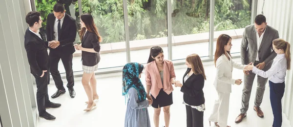 Muchos empresarios se reúnen en el edificio de oficinas. —  Fotos de Stock