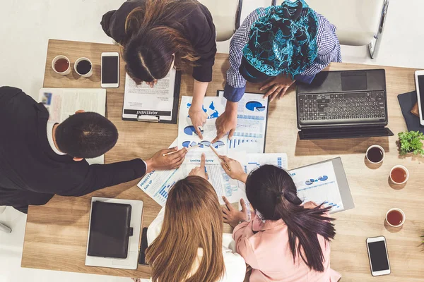 Gente de negocios en reunión de grupo en la oficina. — Foto de Stock