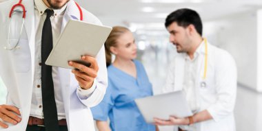 Doktor diğer doktorlar ile hastanede çalışıyor.