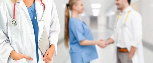 Medico che lavora in ospedale con altri medici . — Foto Stock