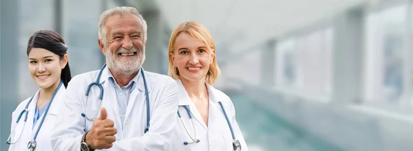 Médico que trabaja en el hospital con otros médicos . —  Fotos de Stock