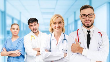 Doktor diğer doktorlar ile hastanede çalışıyor.