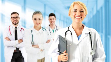 Doktor diğer doktorlar ile hastanede çalışıyor.