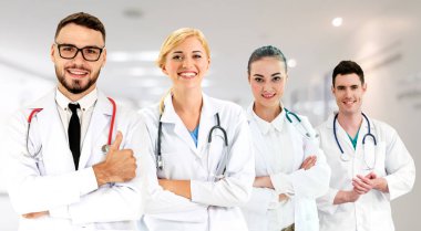 Doktor diğer doktorlar ile hastanede çalışıyor.