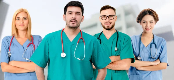 Médico que trabaja en el hospital con otros médicos . —  Fotos de Stock