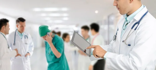 Médico que trabaja en el hospital con otros médicos . — Foto de Stock