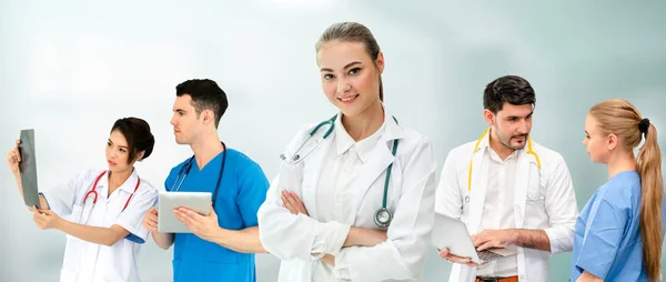 Doctor working in hospital with other doctors. — Stock Photo, Image