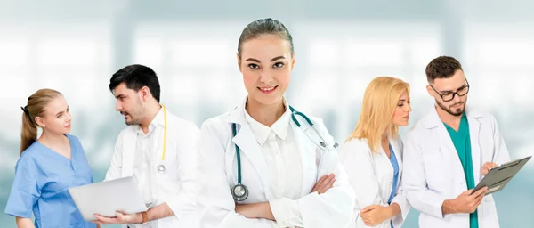 Arzt arbeitet im Krankenhaus mit anderen Ärzten zusammen. — Stockfoto