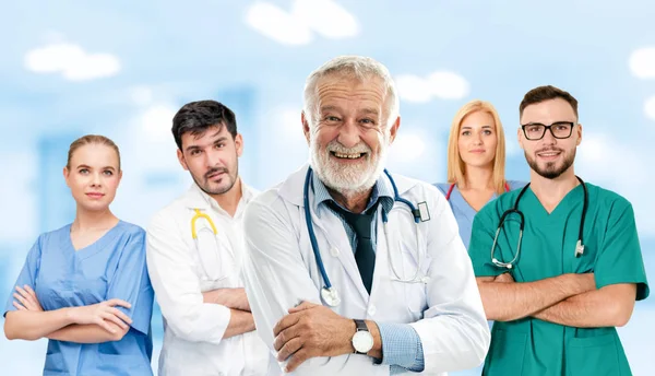 Dokter werkzaam in het ziekenhuis met andere artsen. — Stockfoto