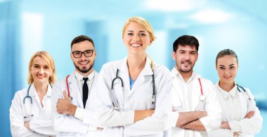 Doktor diğer doktorlar ile hastanede çalışıyor.