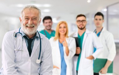 Doktor diğer doktorlar ile hastanede çalışıyor.