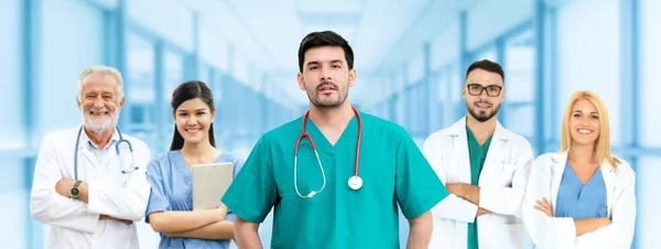 Arzt arbeitet im Krankenhaus mit anderen Ärzten zusammen. — Stockfoto