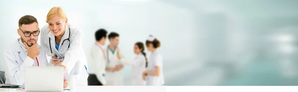 Doctor working in hospital with other doctors. — Stock Photo, Image