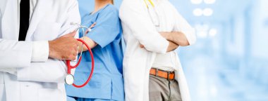 Doktor diğer doktorlar ile hastanede çalışıyor.