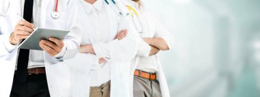 Doktor diğer doktorlar ile hastanede çalışıyor.