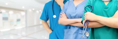 Doktor diğer doktorlar ile hastanede çalışıyor.