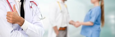 Doktor diğer doktorlar ile hastanede çalışıyor.