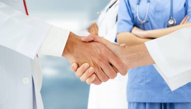 Doktor diğer doktorlar ile hastanede çalışıyor.