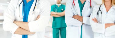 Doktor diğer doktorlar ile hastanede çalışıyor.