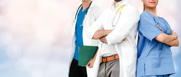 Médecin travaillant à l'hôpital avec d'autres médecins . — Photo