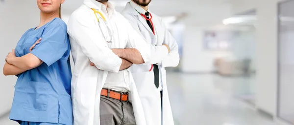 Dokter werkzaam in het ziekenhuis met andere artsen. — Stockfoto