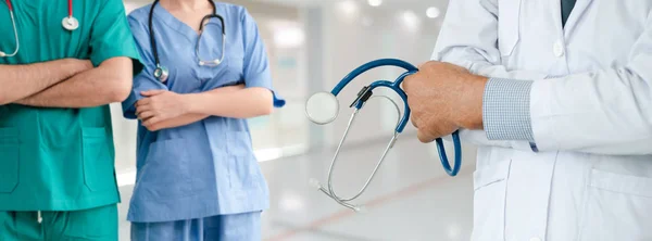 Médico que trabaja en el hospital con otros médicos . — Foto de Stock