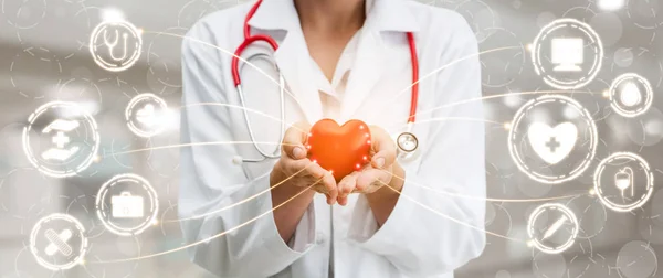 Médico con Gráfico Médico de Salud en el Hospital — Foto de Stock