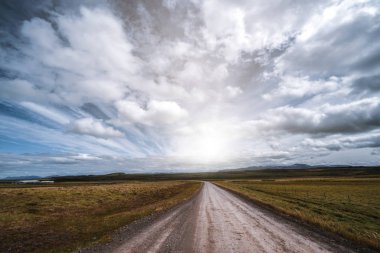 Kırsal manzara ile boş toprak yol.