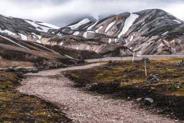 İzlanda 'nın dağlık bölgelerinde Landmanalaugar Yolu.