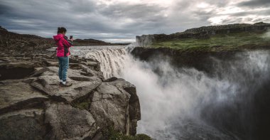 Gezgin İzlanda Dettifoss Şelalesi'ne Seyahat