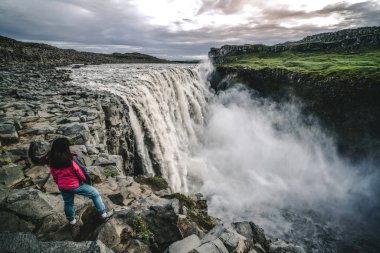 Gezgin İzlanda Dettifoss Şelalesi'ne Seyahat
