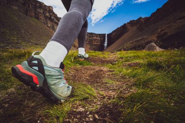 Hengifoss Şelalesi'nde gezgin yürüyüşü, İzlanda.