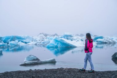 Izlanda 'da Jokulsarlon buzul lagünü seyahat.