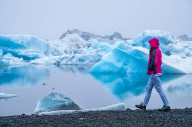 Izlanda 'da Jokulsarlon buzul lagünü seyahat.