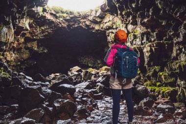 Kadın gezgin İzlanda'da lav tüneli keşfetmek.