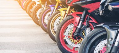 Yaz aylarında şehir caddesinde motosiklet grup park