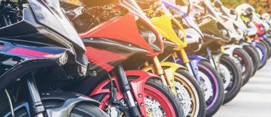 Yaz aylarında şehir caddesinde motosiklet grup park