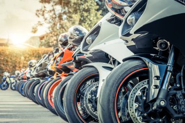Yaz aylarında şehir caddesinde motosiklet grup park