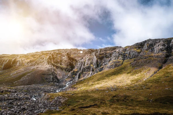 Forest mountain and blue sky. — Stock Photo, Image